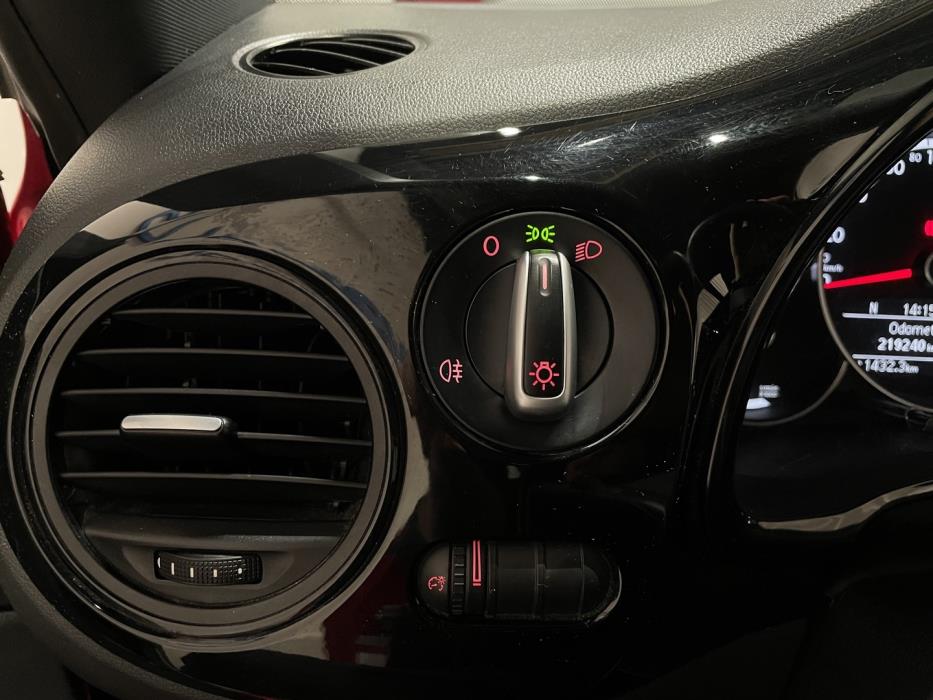 VOLKSWAGEN Beetle 2012