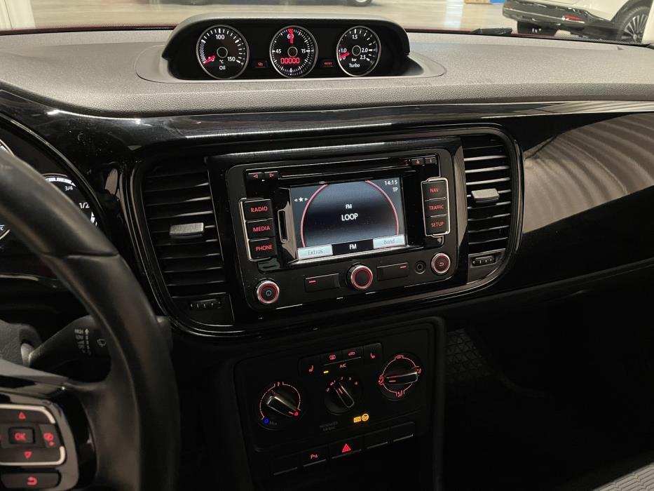 VOLKSWAGEN Beetle 2012