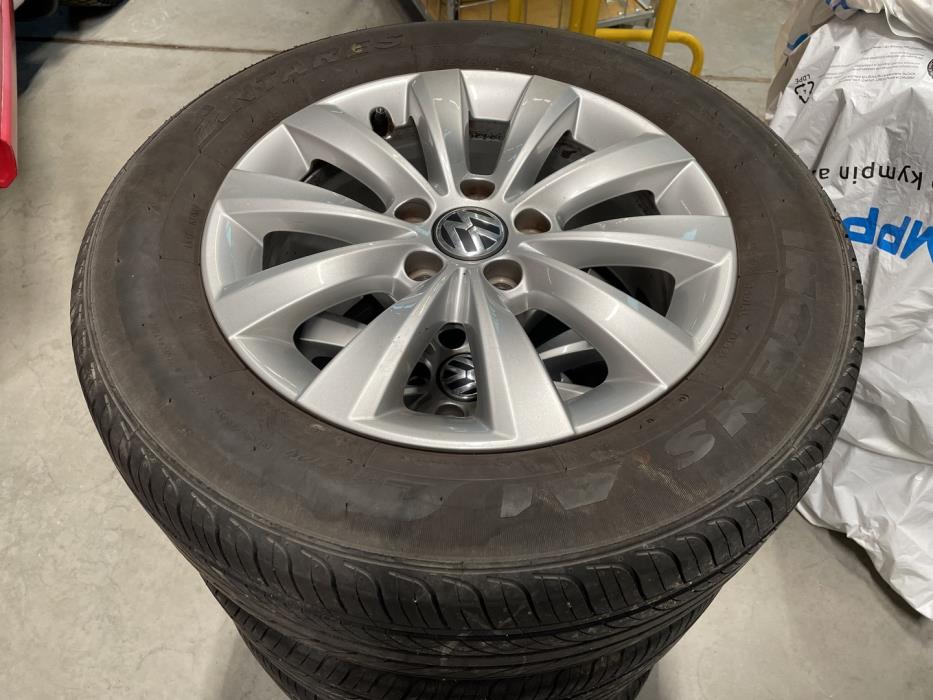 VOLKSWAGEN Beetle 2012