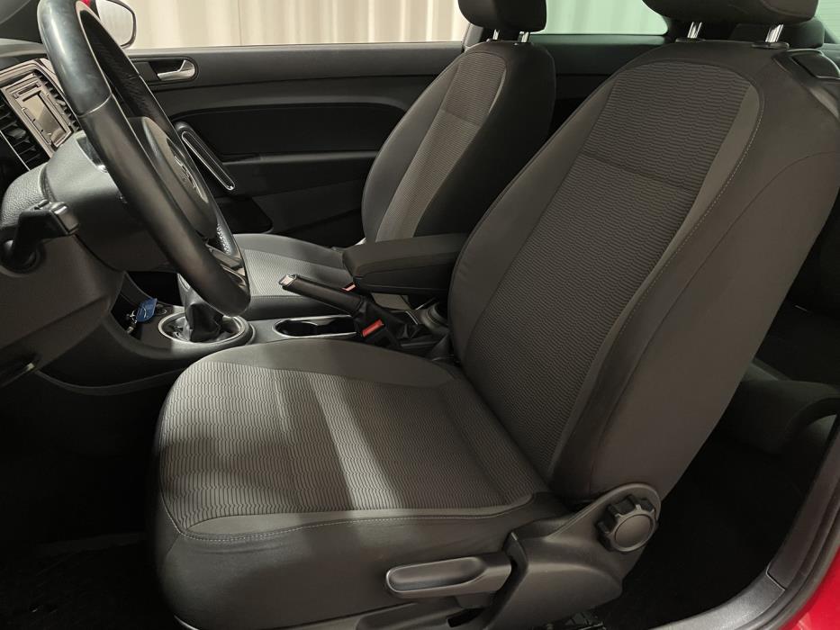 VOLKSWAGEN Beetle 2012