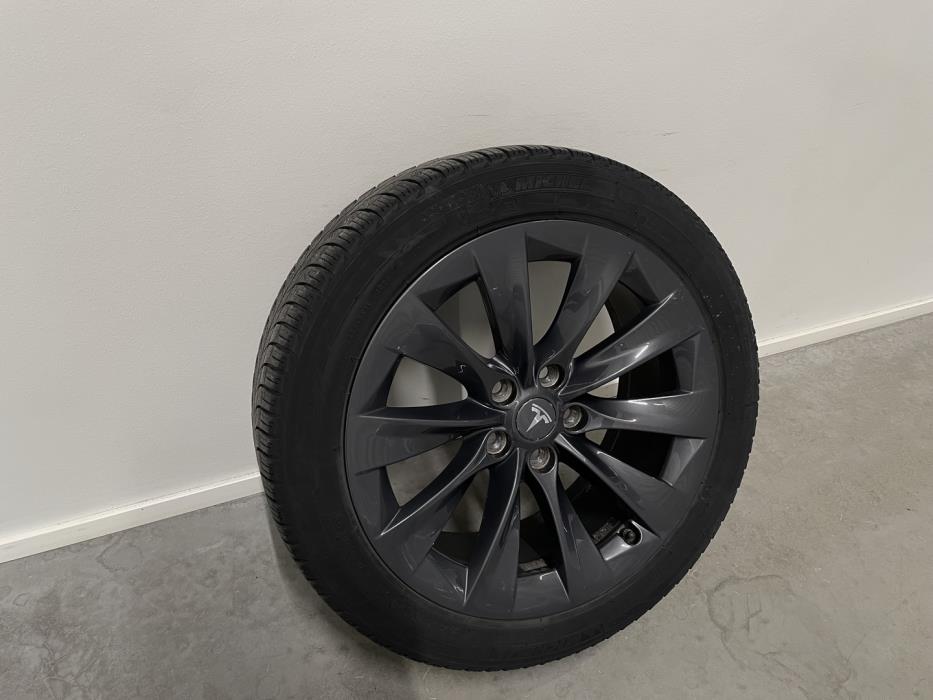 TESLA Model S 2019