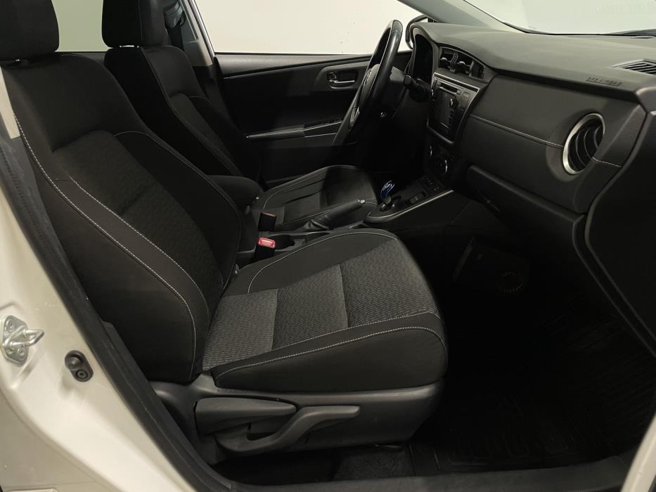 TOYOTA Auris 2015