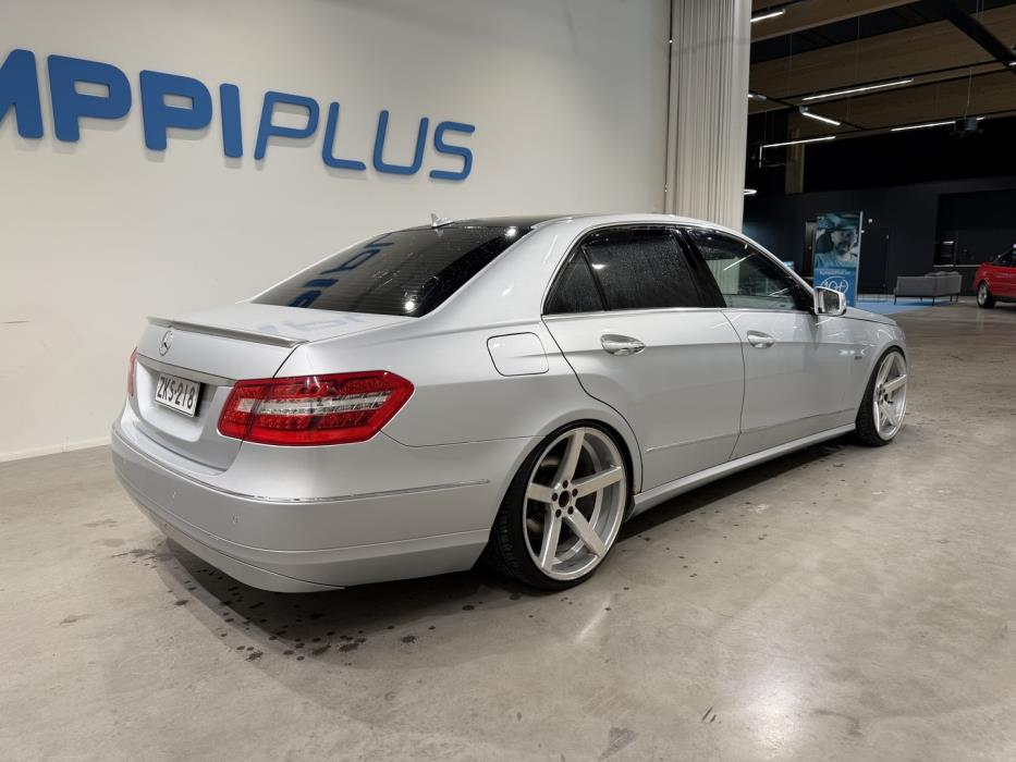 MERCEDES-BENZ E 2009