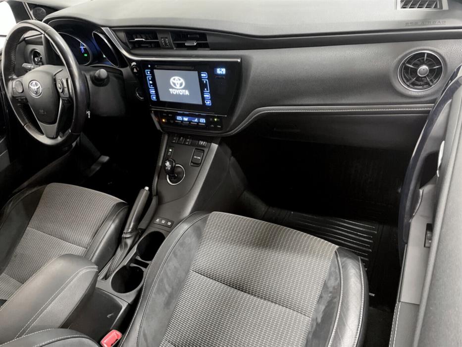 TOYOTA Auris 2015