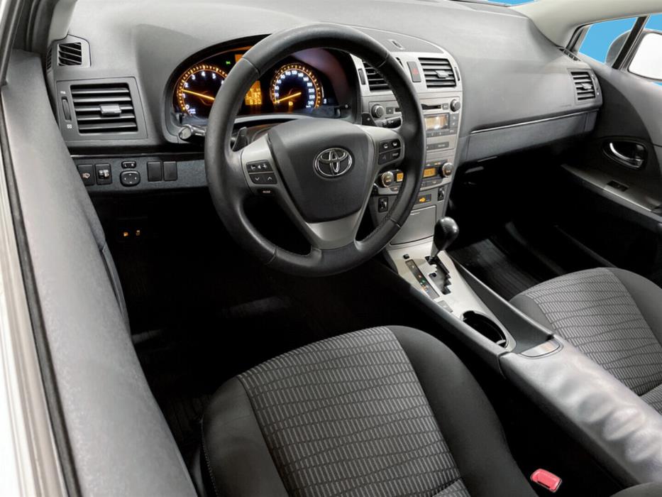 TOYOTA Avensis 2011