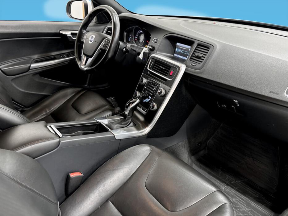 VOLVO V60 2015