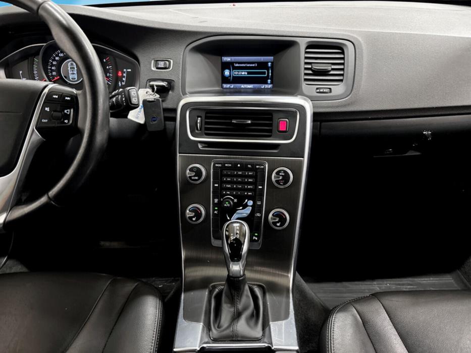 VOLVO V60 2015