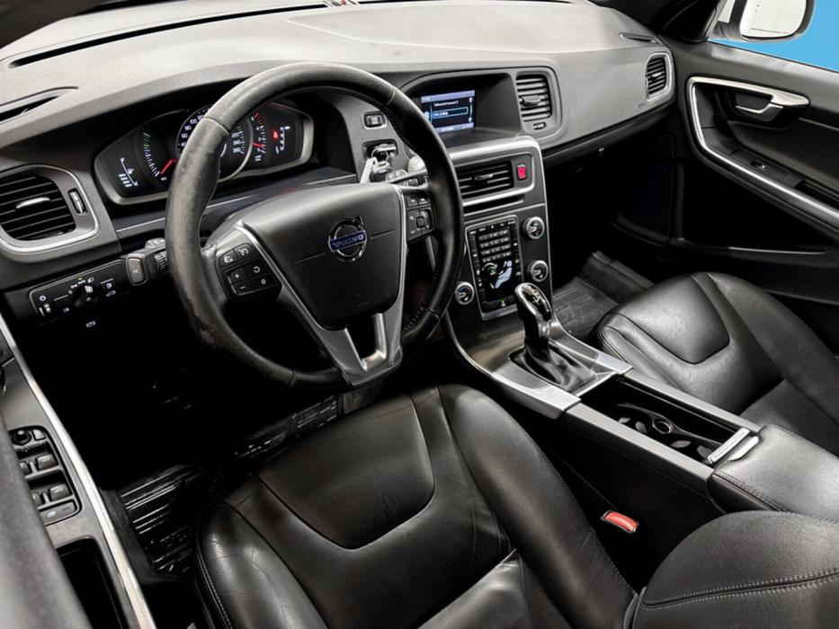 VOLVO V60 2015