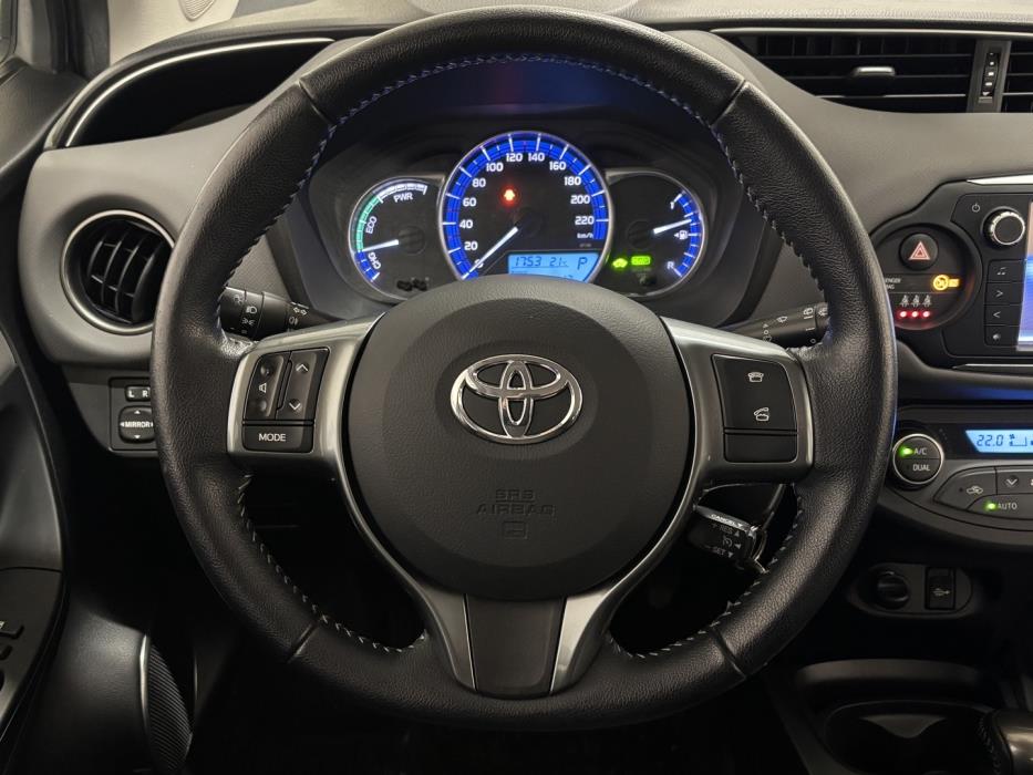 TOYOTA Yaris 2016