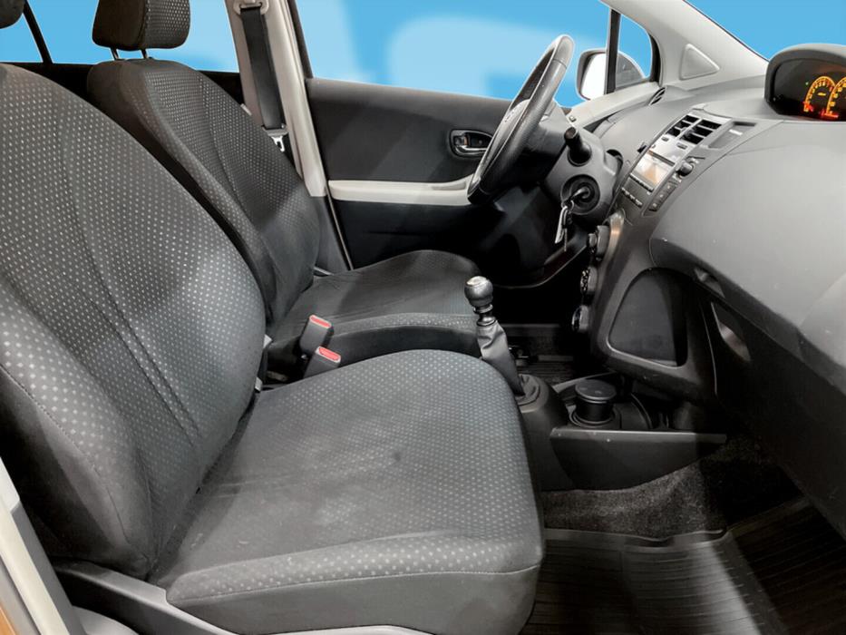 TOYOTA Yaris 2011