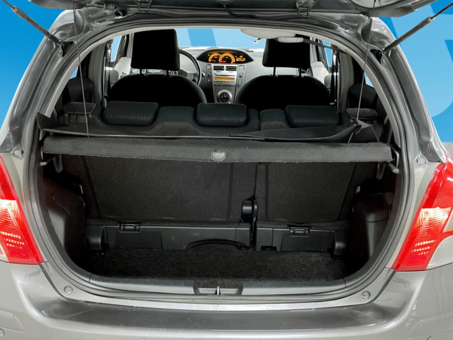 TOYOTA Yaris 2011