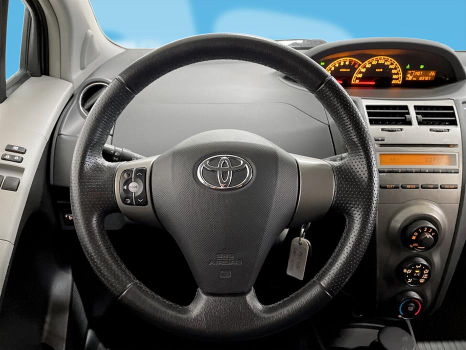 TOYOTA Yaris 2011