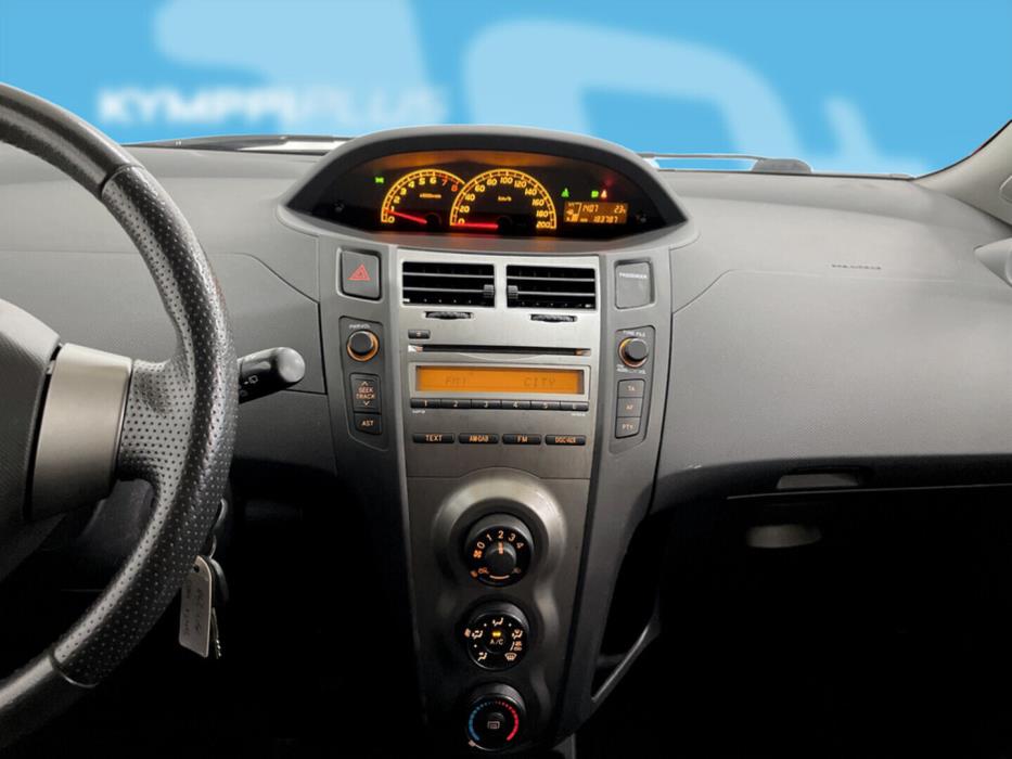 TOYOTA Yaris 2011