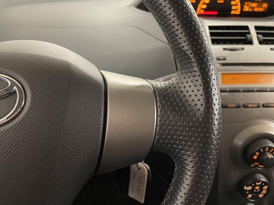 TOYOTA Yaris 2011