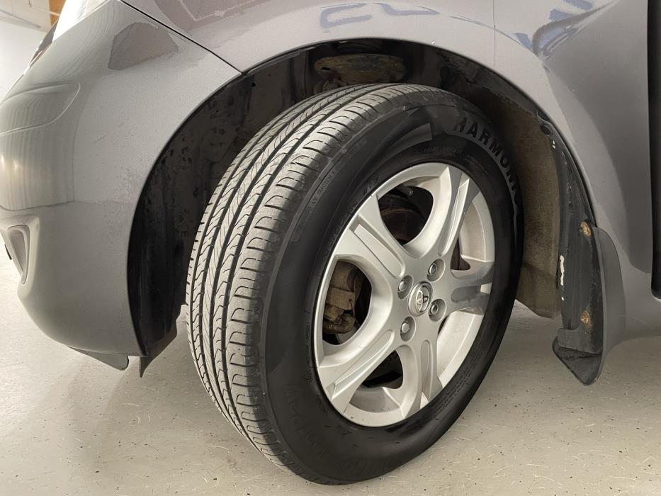 TOYOTA Yaris 2011