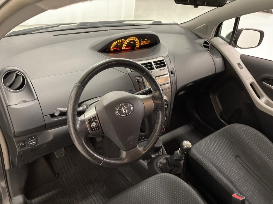 TOYOTA Yaris 2011