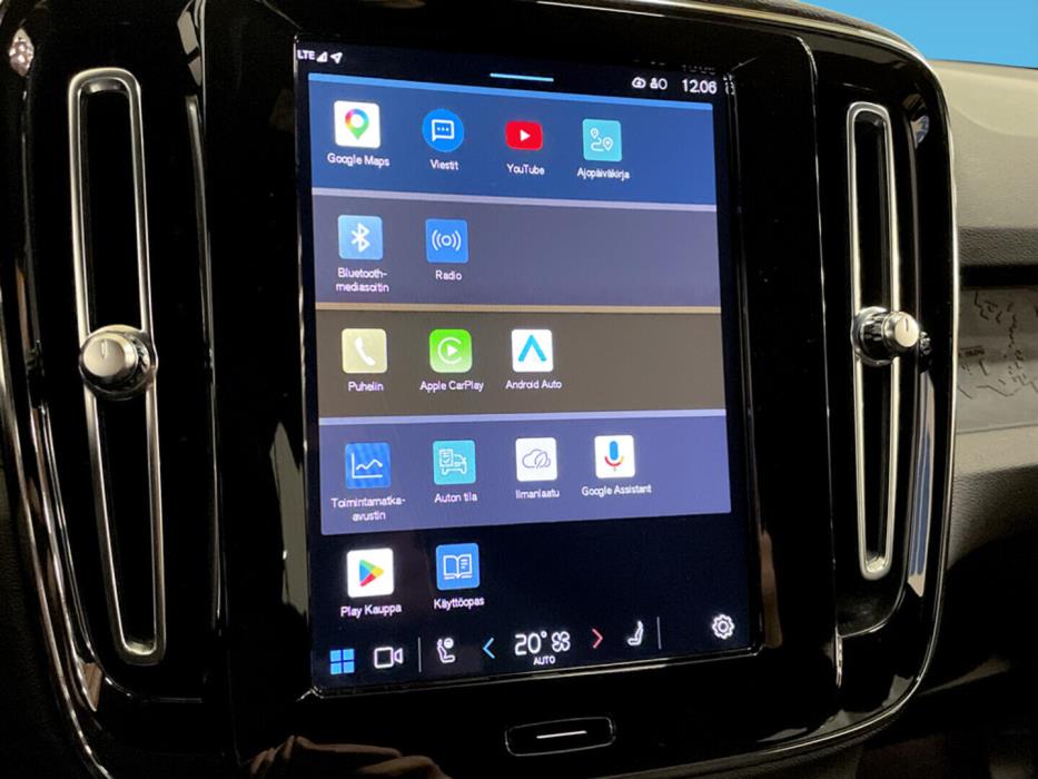VOLVO XC40 2023