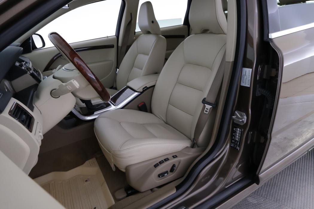 VOLVO V70 2014