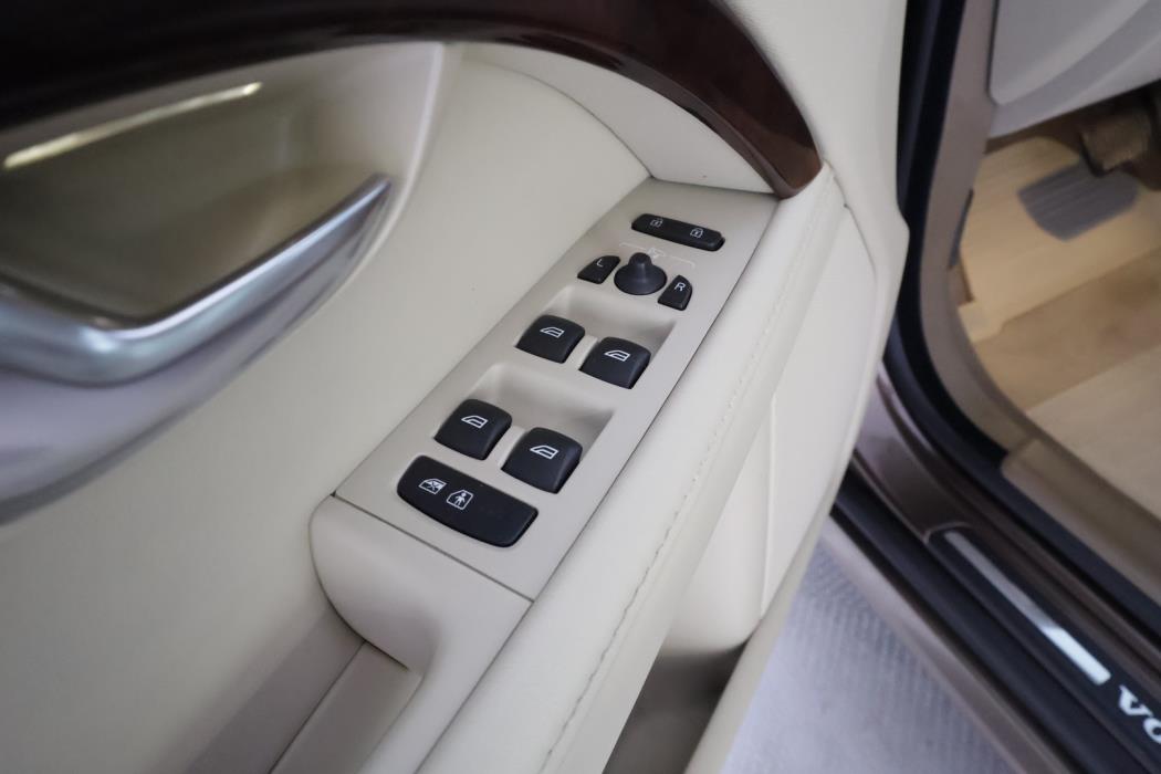 VOLVO V70 2014