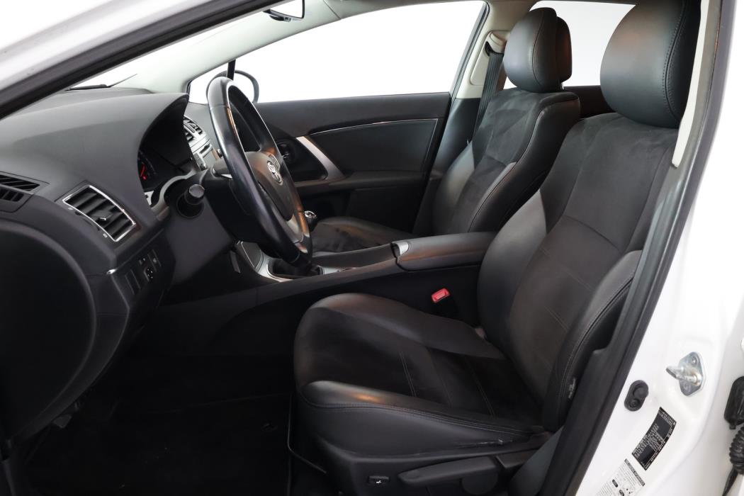 TOYOTA Avensis 2015
