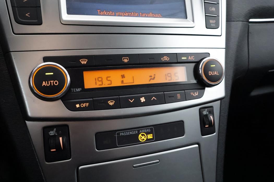 TOYOTA Avensis 2015