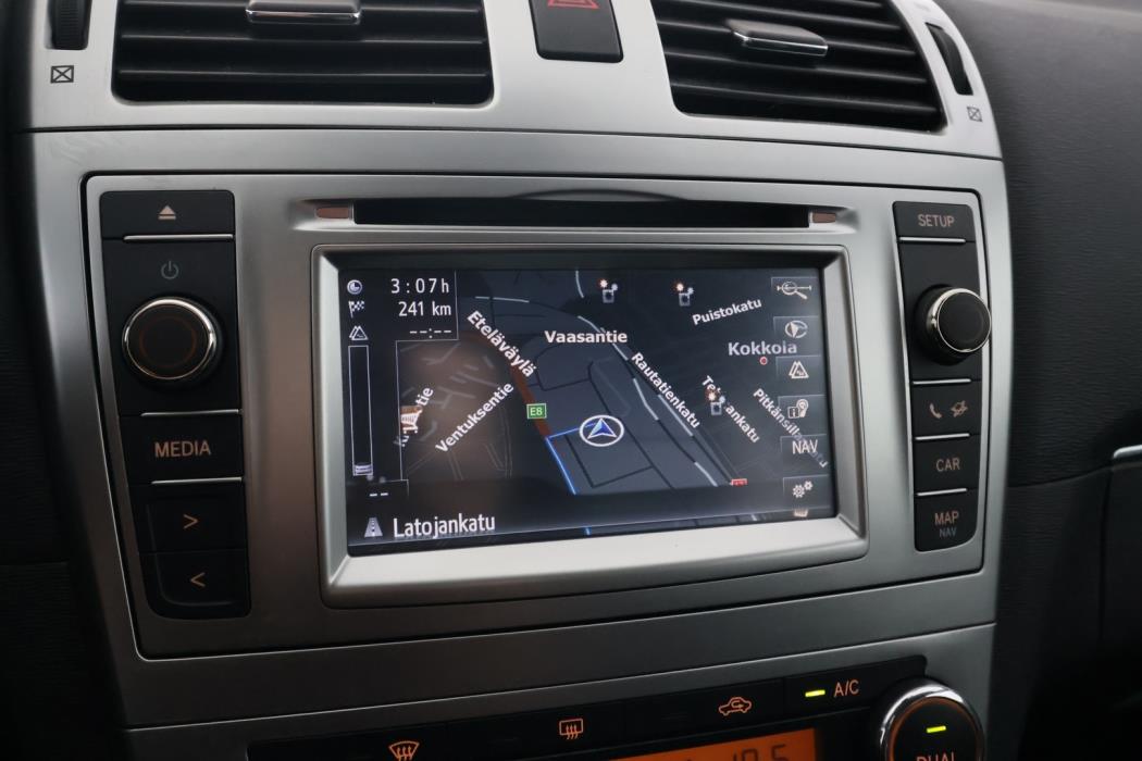 TOYOTA Avensis 2015