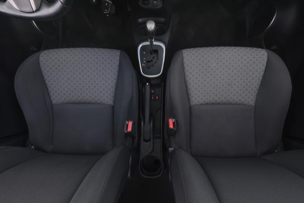 TOYOTA Yaris 2015