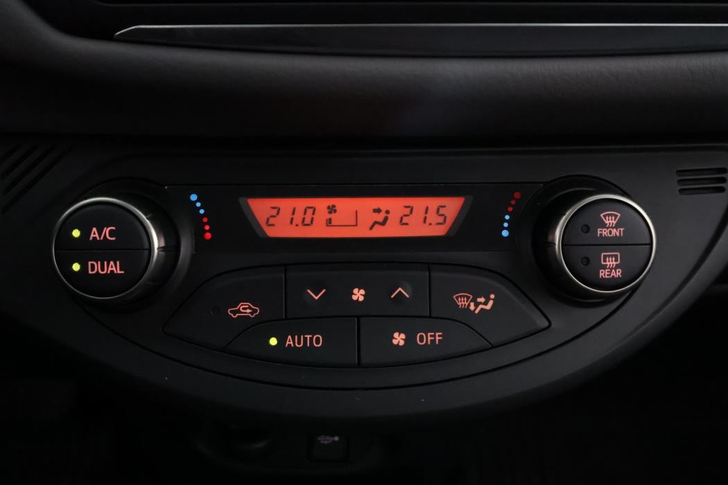 TOYOTA Yaris 2015