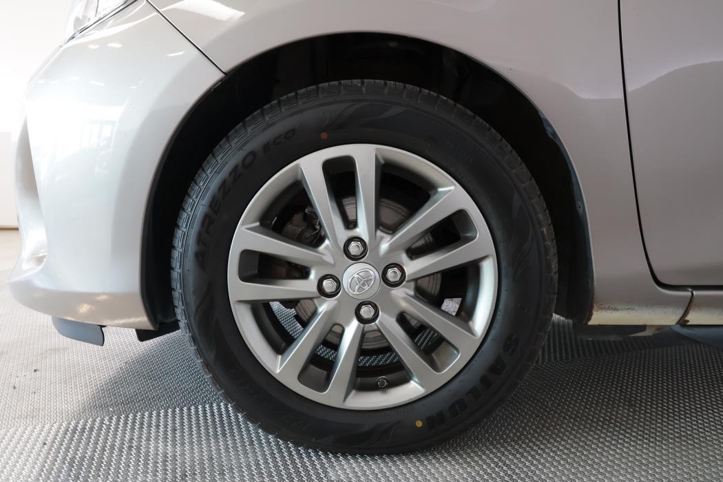 TOYOTA Yaris 2015