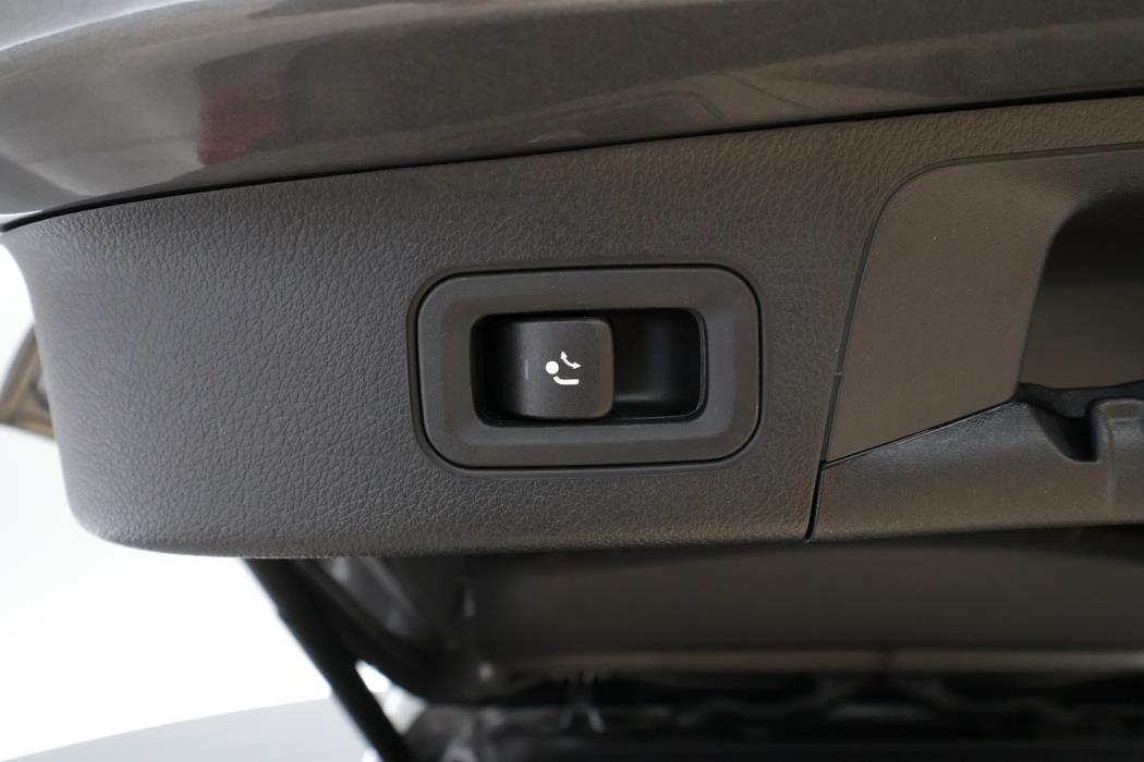 MERCEDES-BENZ EQA 2025