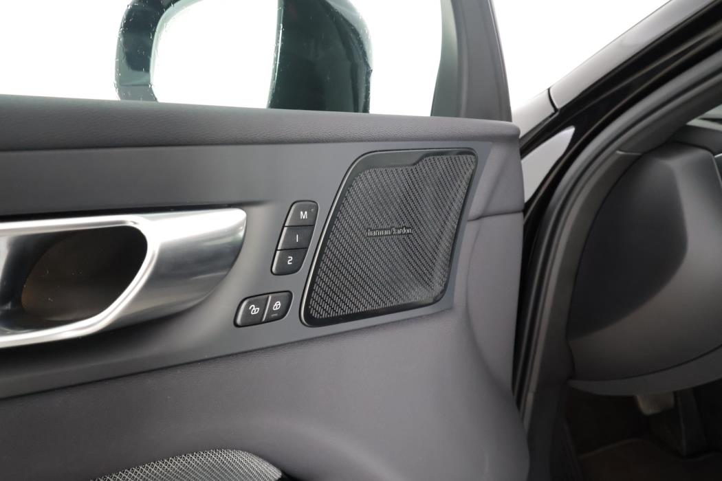 VOLVO XC60 2025