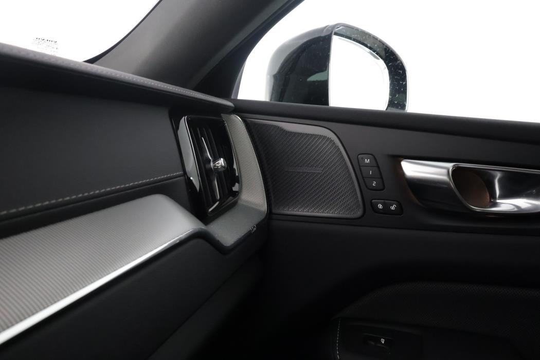 VOLVO XC60 2025