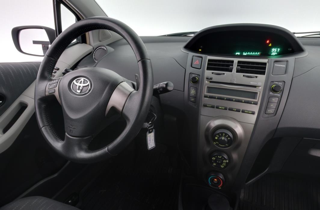TOYOTA Yaris 2009