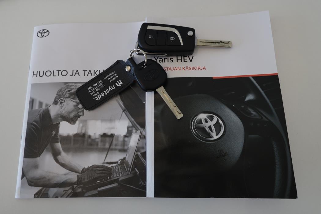 TOYOTA Yaris 2025