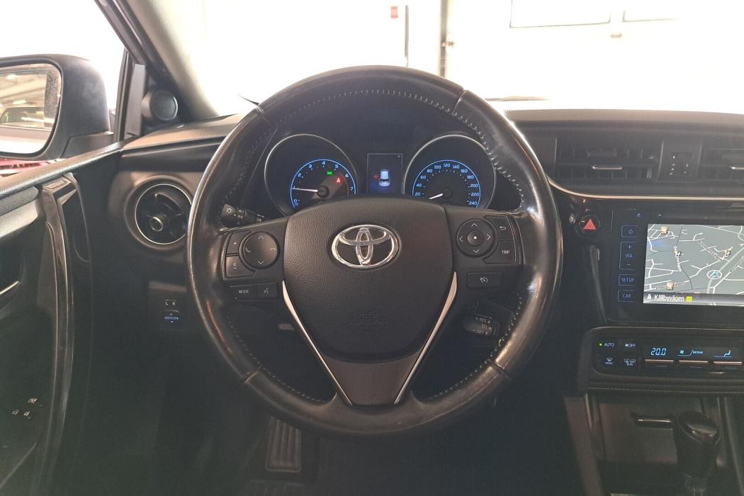 TOYOTA Auris 2015