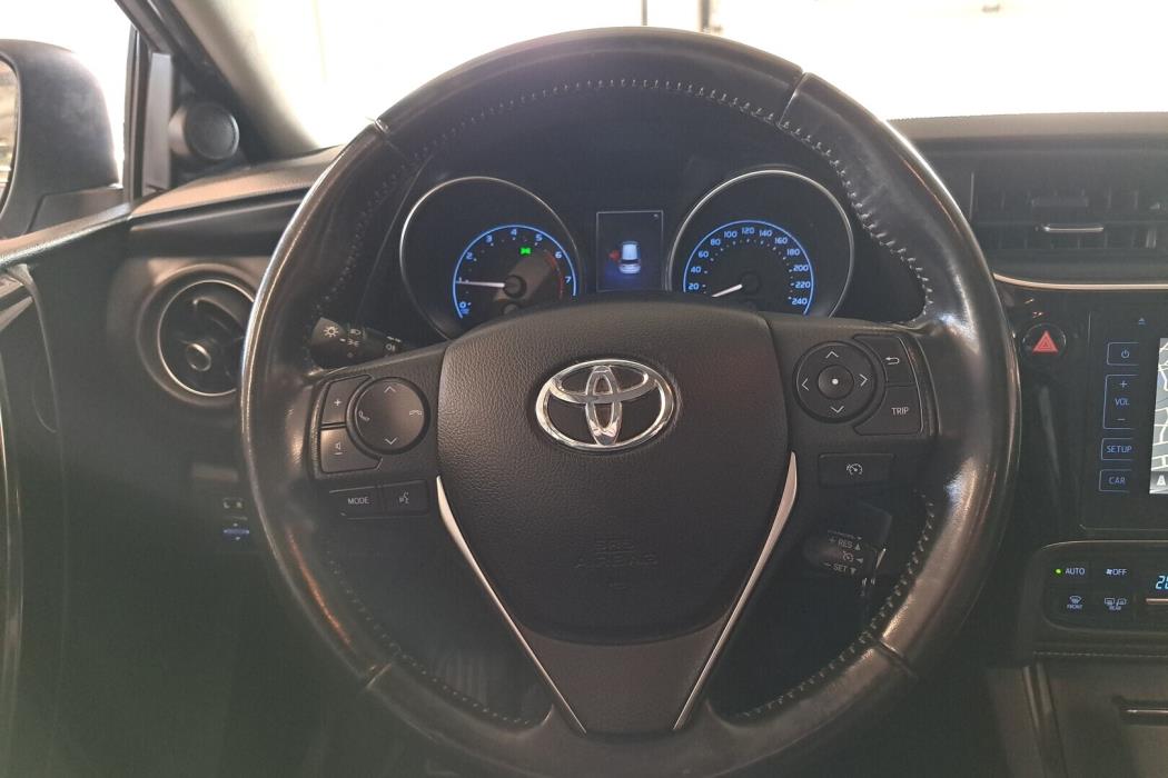 TOYOTA Auris 2015