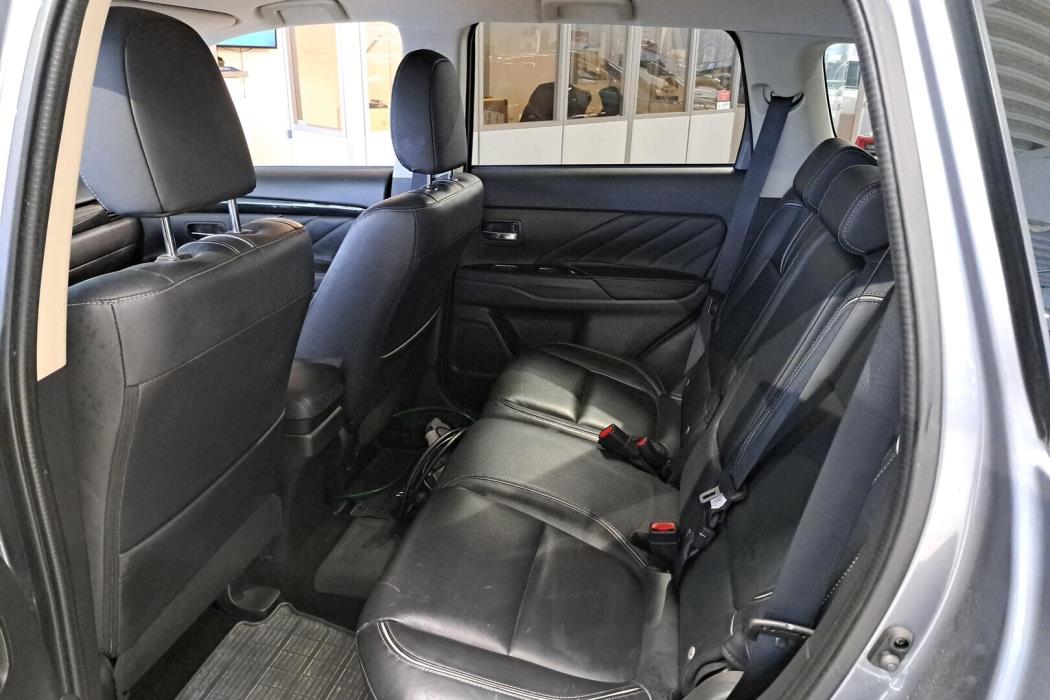 MITSUBISHI Outlander PHEV 2016