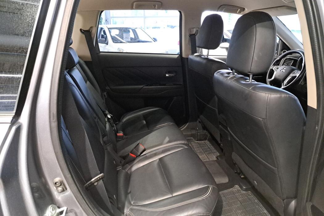 MITSUBISHI Outlander PHEV 2016