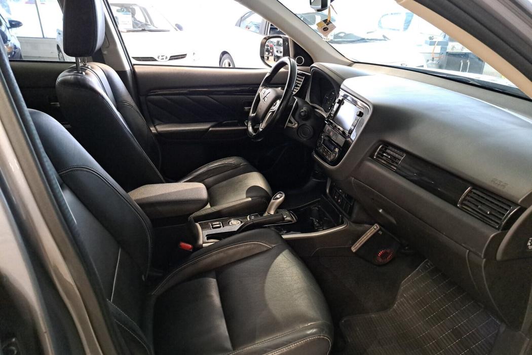 MITSUBISHI Outlander PHEV 2016