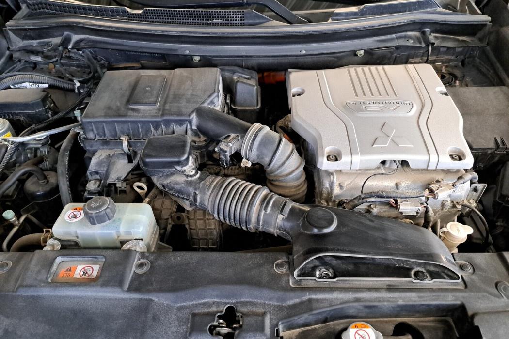 MITSUBISHI Outlander PHEV 2016