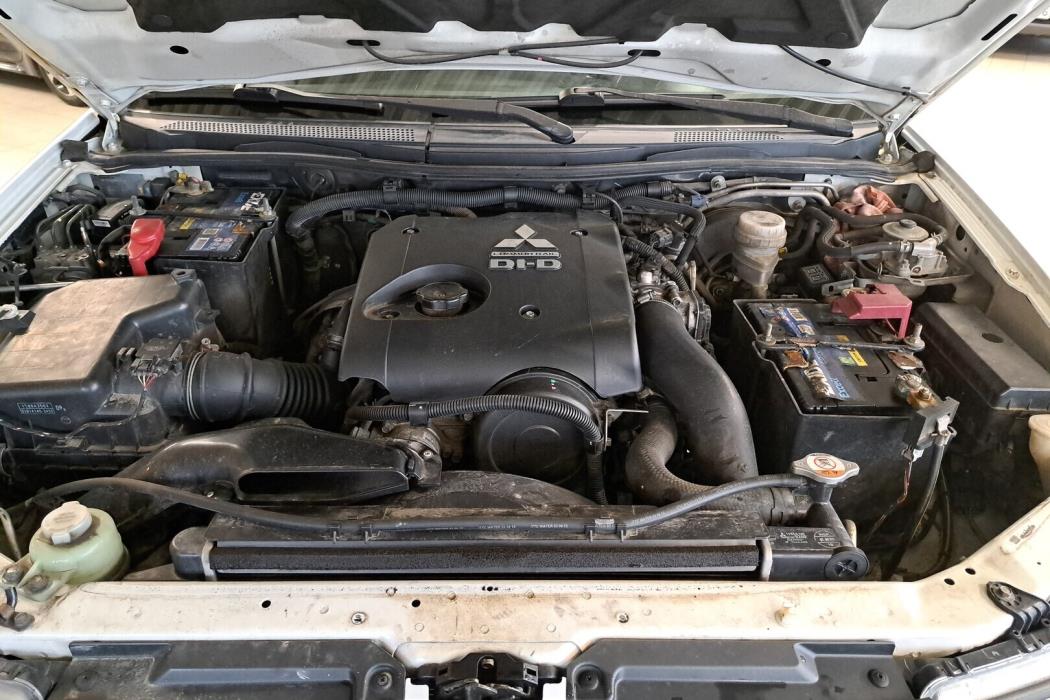 MITSUBISHI L200 2012