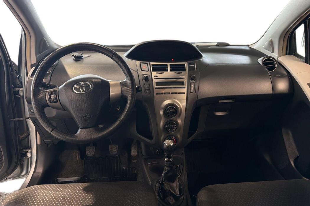 TOYOTA Yaris 2011