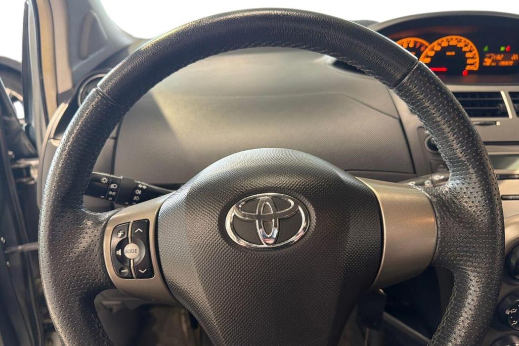 TOYOTA Yaris 2011