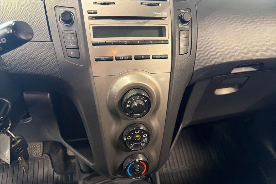 TOYOTA Yaris 2011