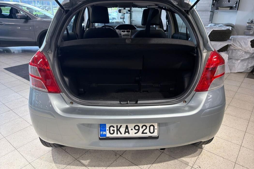 TOYOTA Yaris 2011