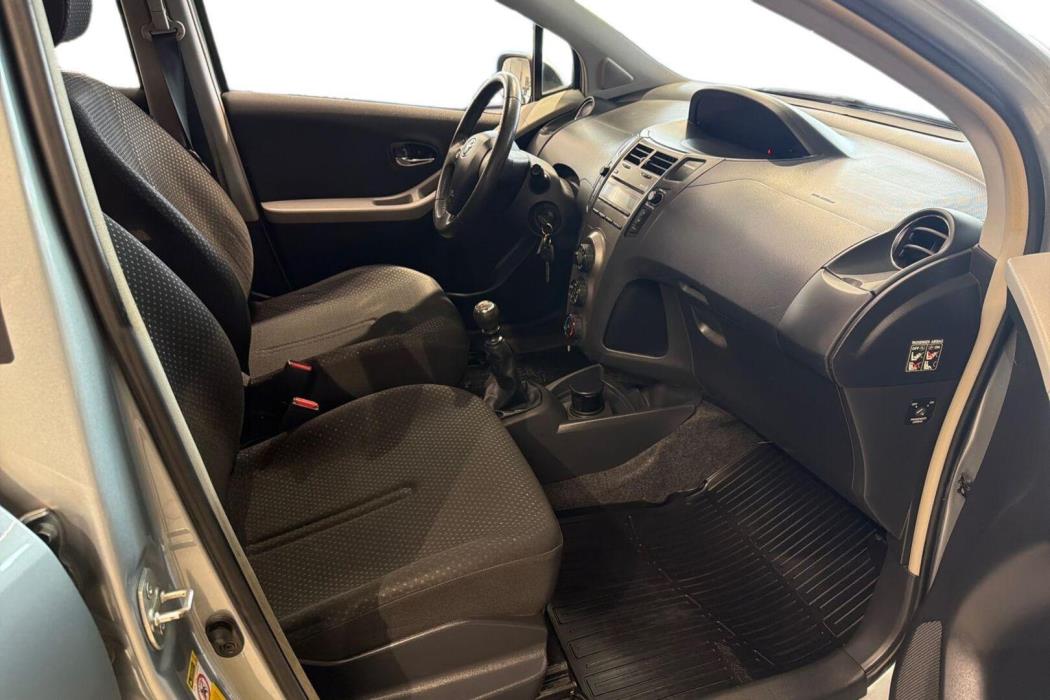 TOYOTA Yaris 2011