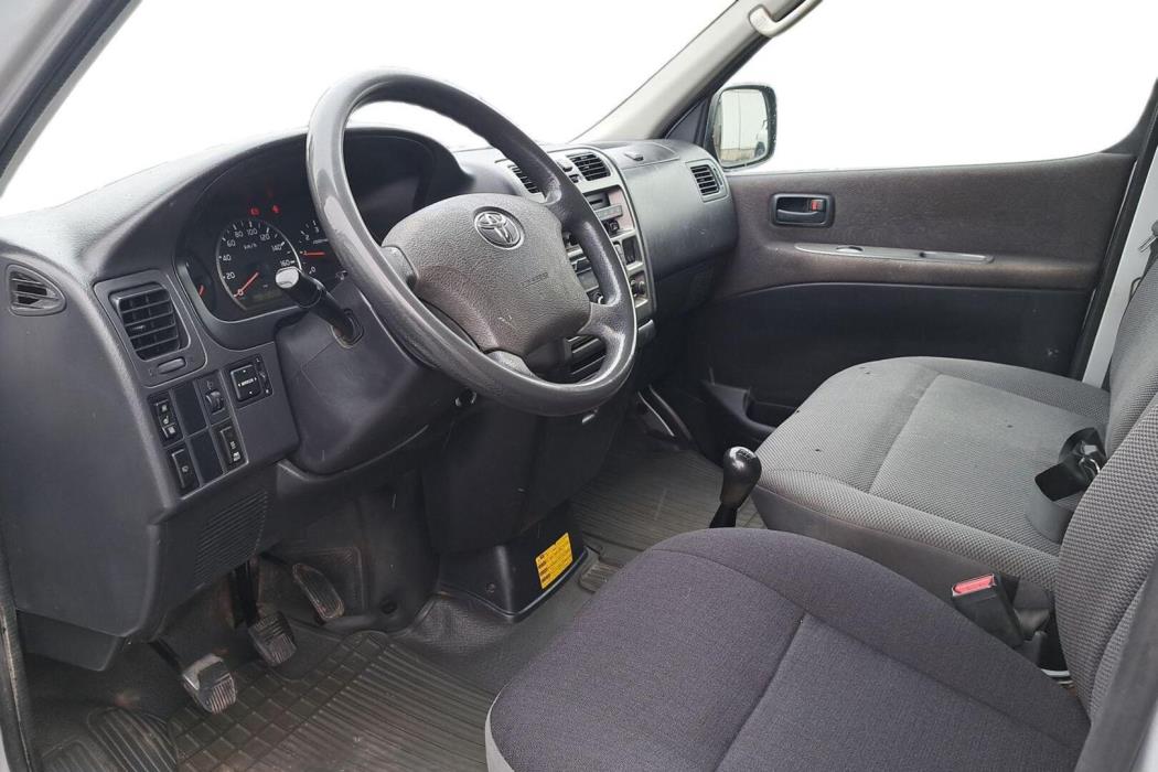 TOYOTA Hiace 2011