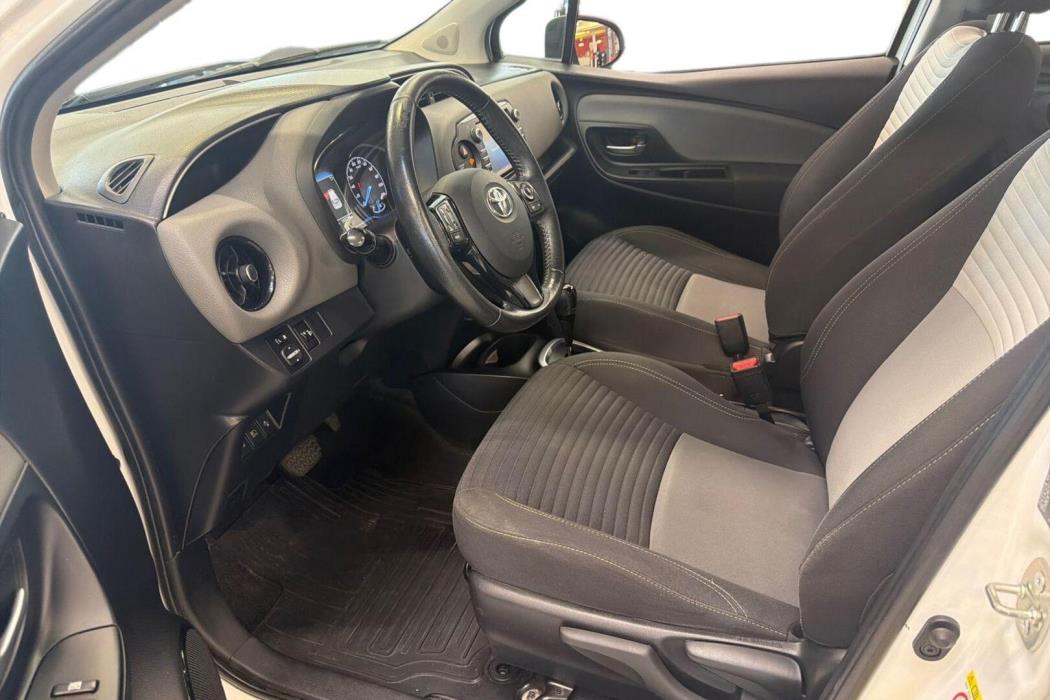 TOYOTA Yaris 2017