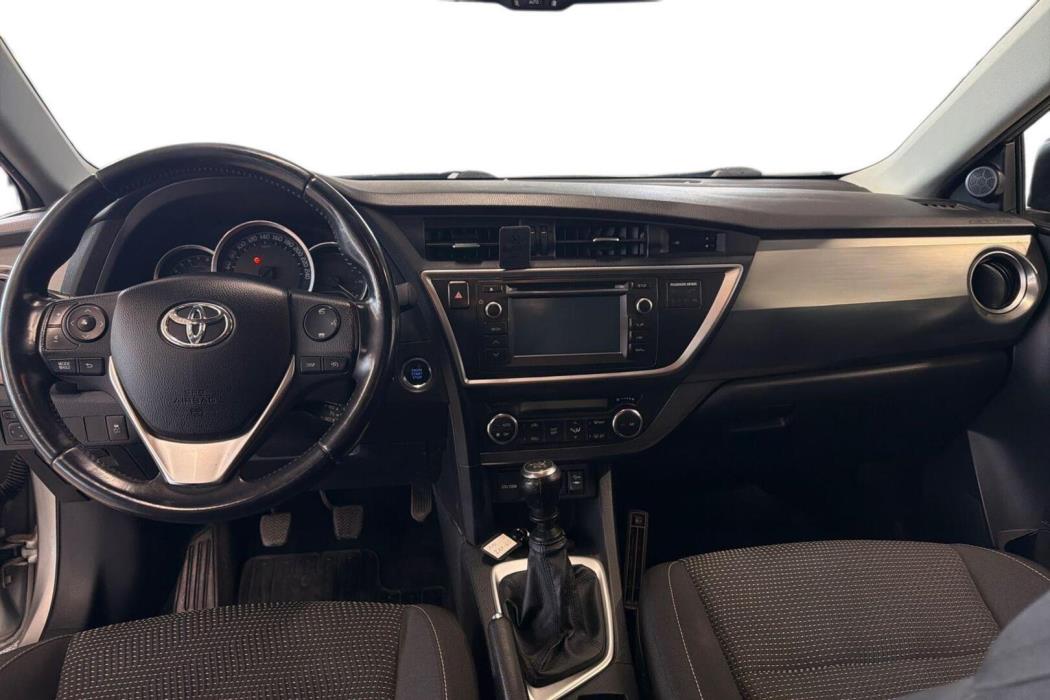 TOYOTA Auris 2015