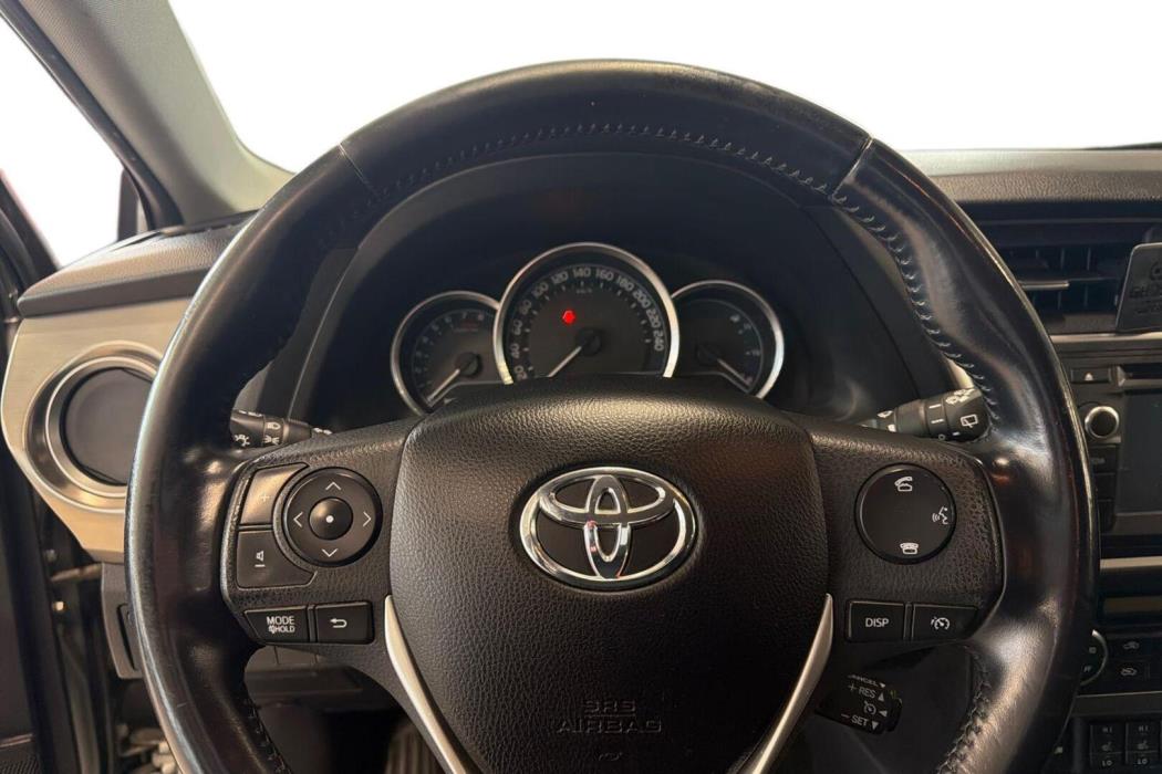 TOYOTA Auris 2015